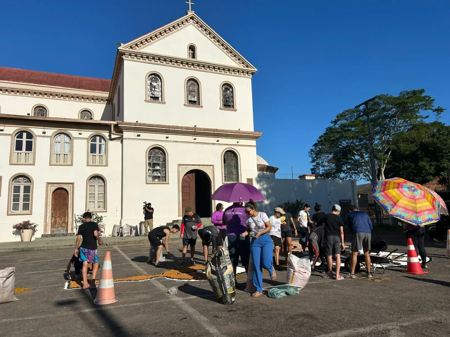 Fiéis se Reúnem na Catedral da Capital para Criar Tapetes de Corpus Christi