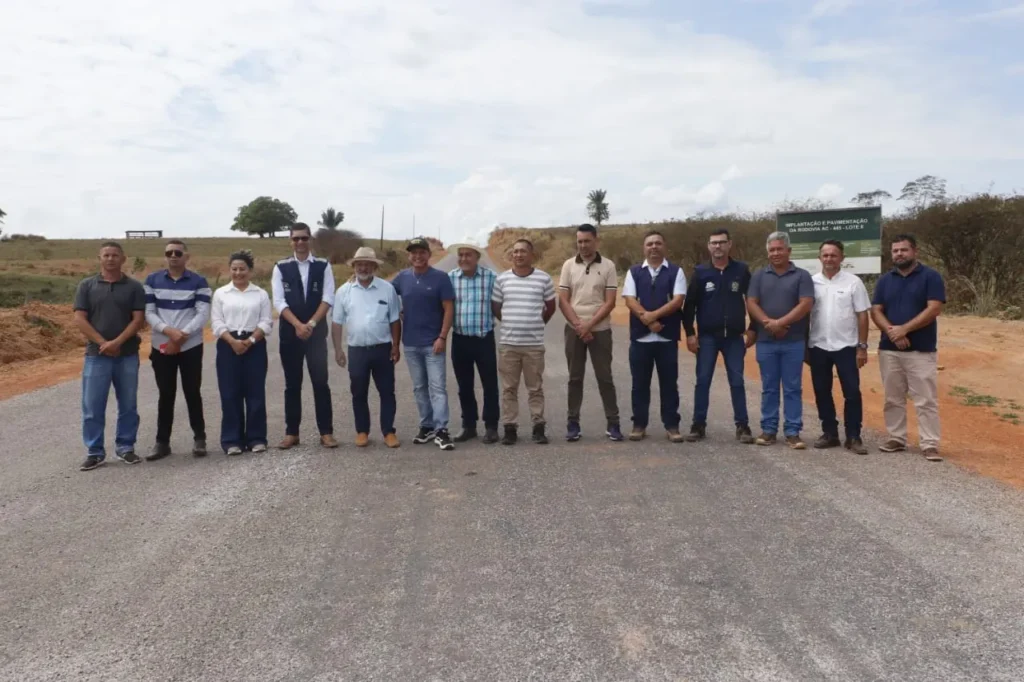 Bocalom e Márcio Bittar Visitem Obras de Pavimentação da AC-445: Um Marco para a Região Imagem do artigo