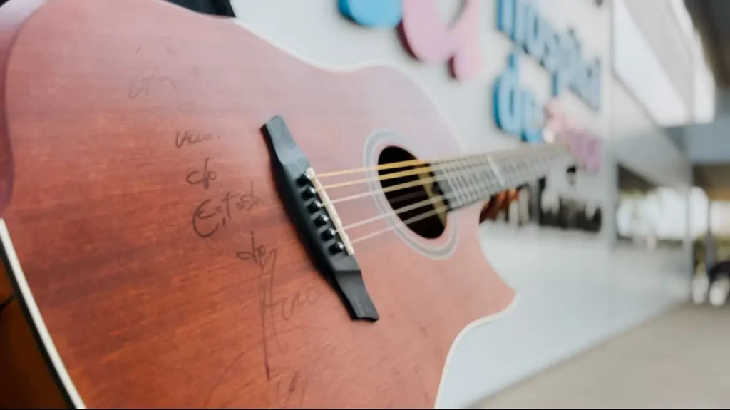 Leilão Beneficente com Violão de Gusttavo Lima Promove Solidariedade no Acre Imagem do artigo