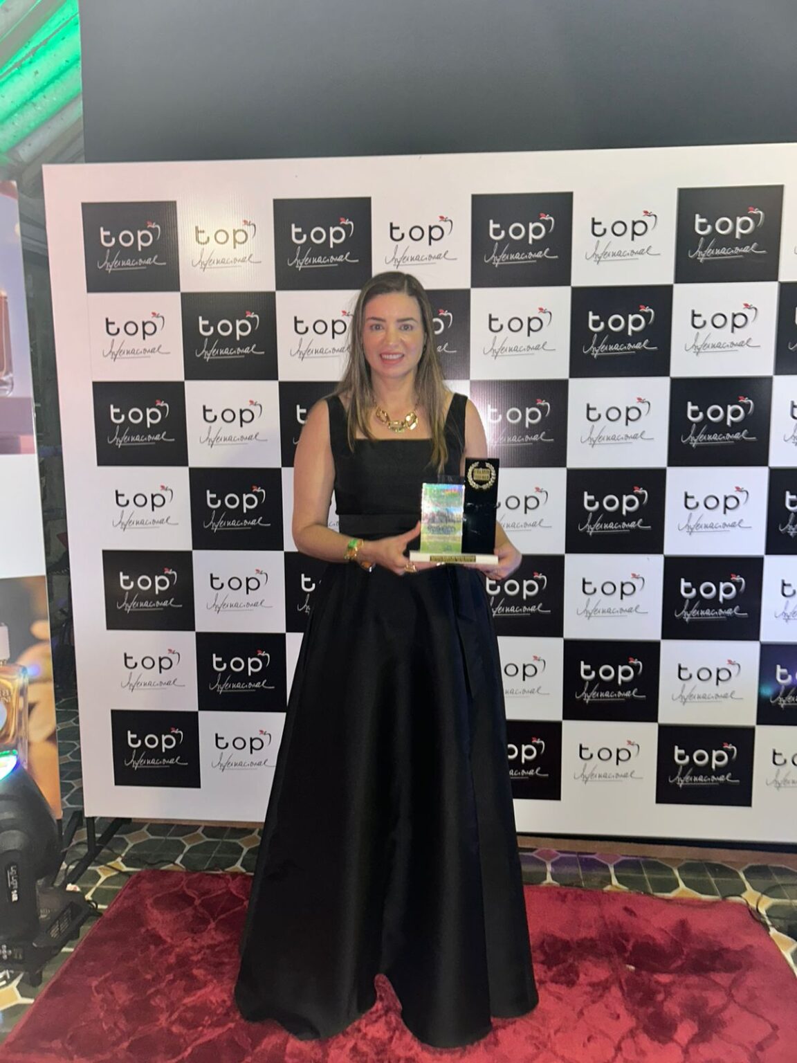 Dra. Sandra Aguiar Brilha no Prêmio Mulher Notável: Reconhecimento e Excelência Imagem do artigo