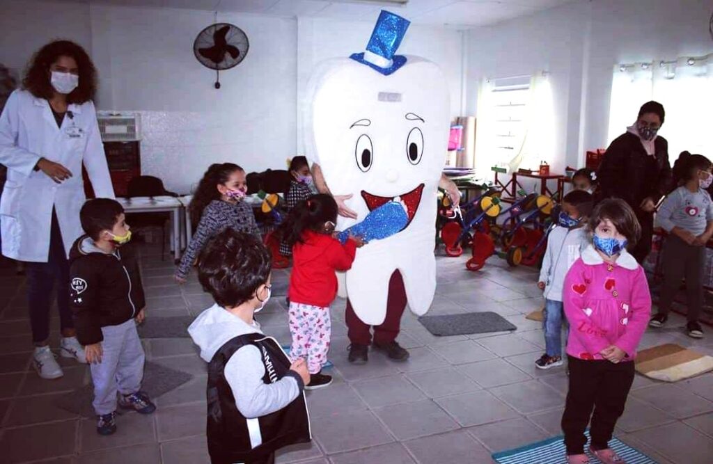 Dentista do Itaim Paulista Inova com Personagem “Dentão” para Humanização na Saúde Imagem do artigo