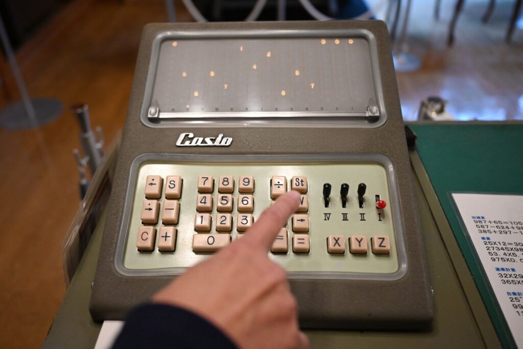 Calculadoras Tradicionais Resistindo em Tempos de IA e Smartphones: Casio Vende Milhões Anualmente Imagem do artigo