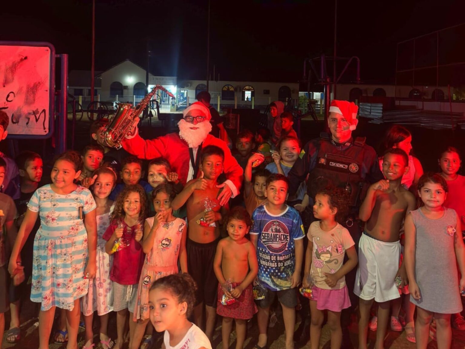 Papai Noel em Viatura: Natal Itinerante Encanta Crianças em Sena Madureira, AC