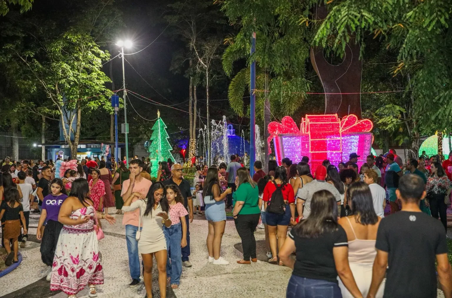 Réveillon de Vida, Esperança e Dignidade em Rio Branco: Celebração Familiar na Praça da Revolução