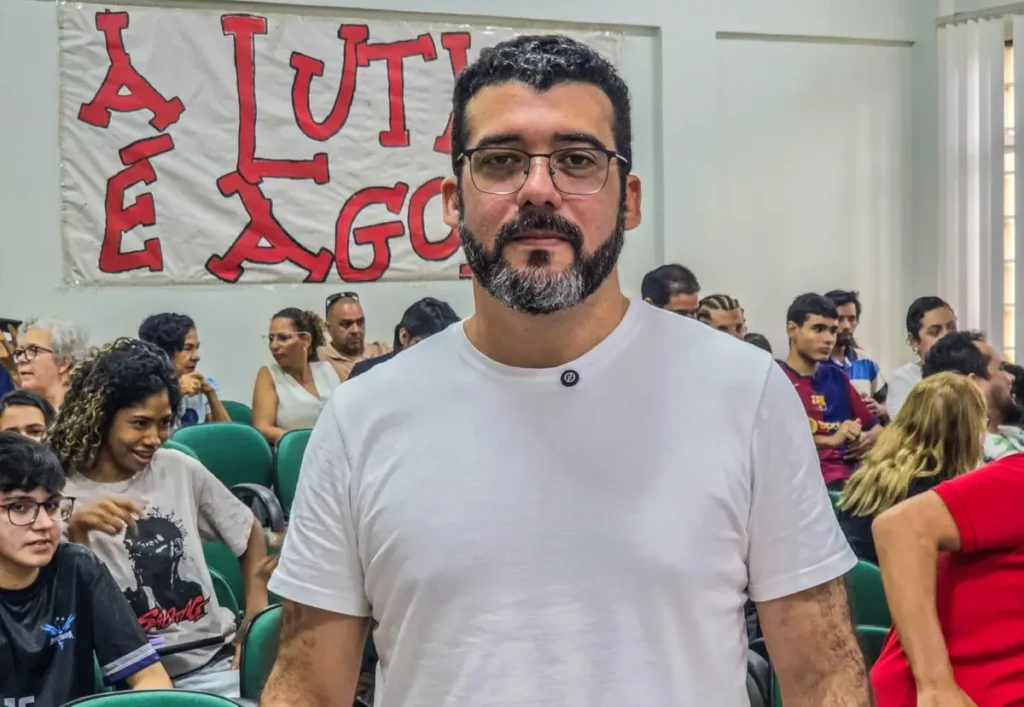 A Defesa da Democracia: André Kamai Reflete Sobre o Golpe de 8 de Janeiro