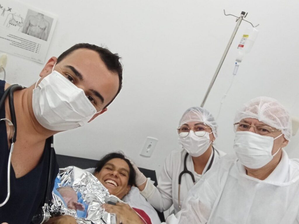 Bebê é nomeado em homenagem a médico após parto inusitado em Blumenau Bebê é nomeado em homenagem a médico após parto inusitado em Blumenau