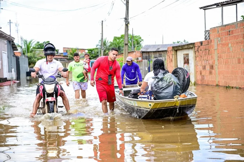 Enchentes no Acre: Rios Transbordam e Famílias São Retiradas de Áreas de Risco