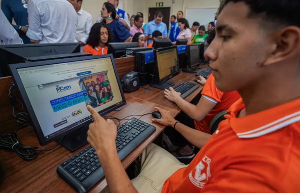 Internet em Quase 50% das Escolas Públicas do Acre: Avanços e Desafios