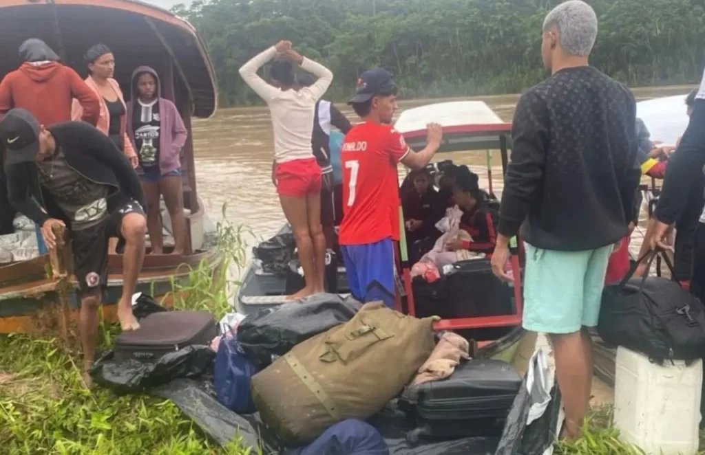 Naufrágio de Barco com Time de Futebol no Rio Tarauacá Deixa Desaparecido Naufrágio de Barco com Time de Futebol no Rio Tarauacá Deixa Desaparecido