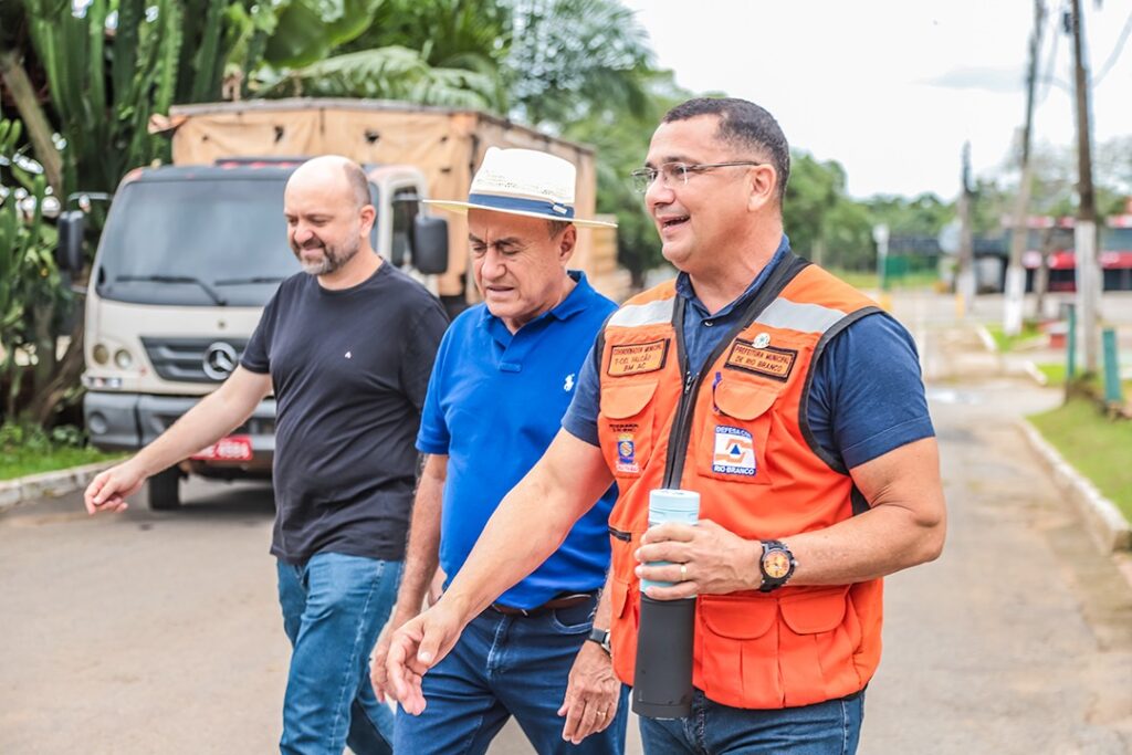 Prefeito de Rio Branco Acompanha Situação de Famílias em Abrigo Durante Cheia do Rio Acre Prefeito de Rio Branco Acompanha Situação de Famílias em Abrigo Durante Cheia do Rio Acre