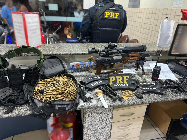 PRF Detém Suspeito com Mandados em Aberto e Armas em Carro Roubado PRF Detém Suspeito com Mandados em Aberto e Armas em Carro Roubado