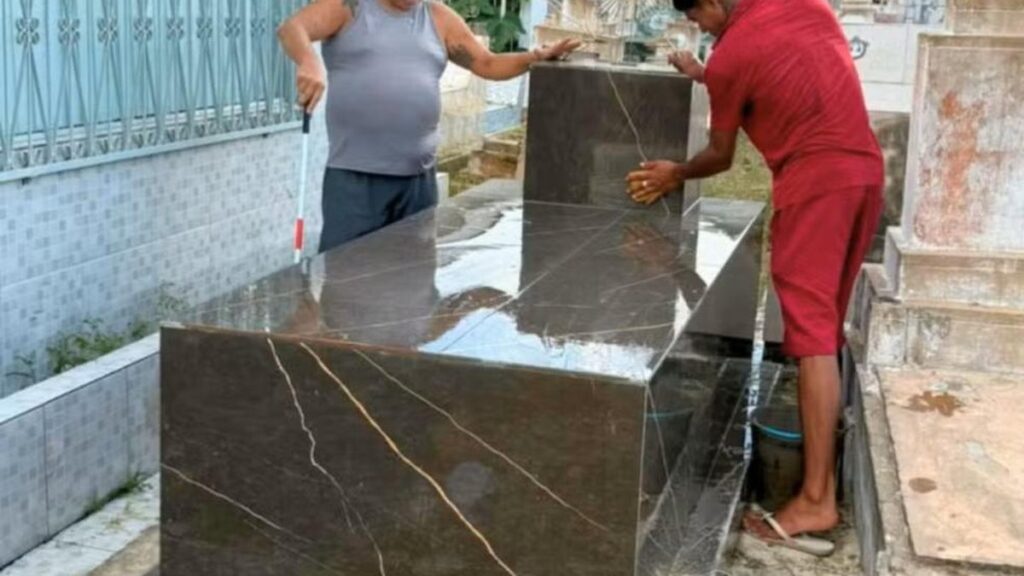 Professor no Acre constrói seu próprio túmulo para evitar ônus à família