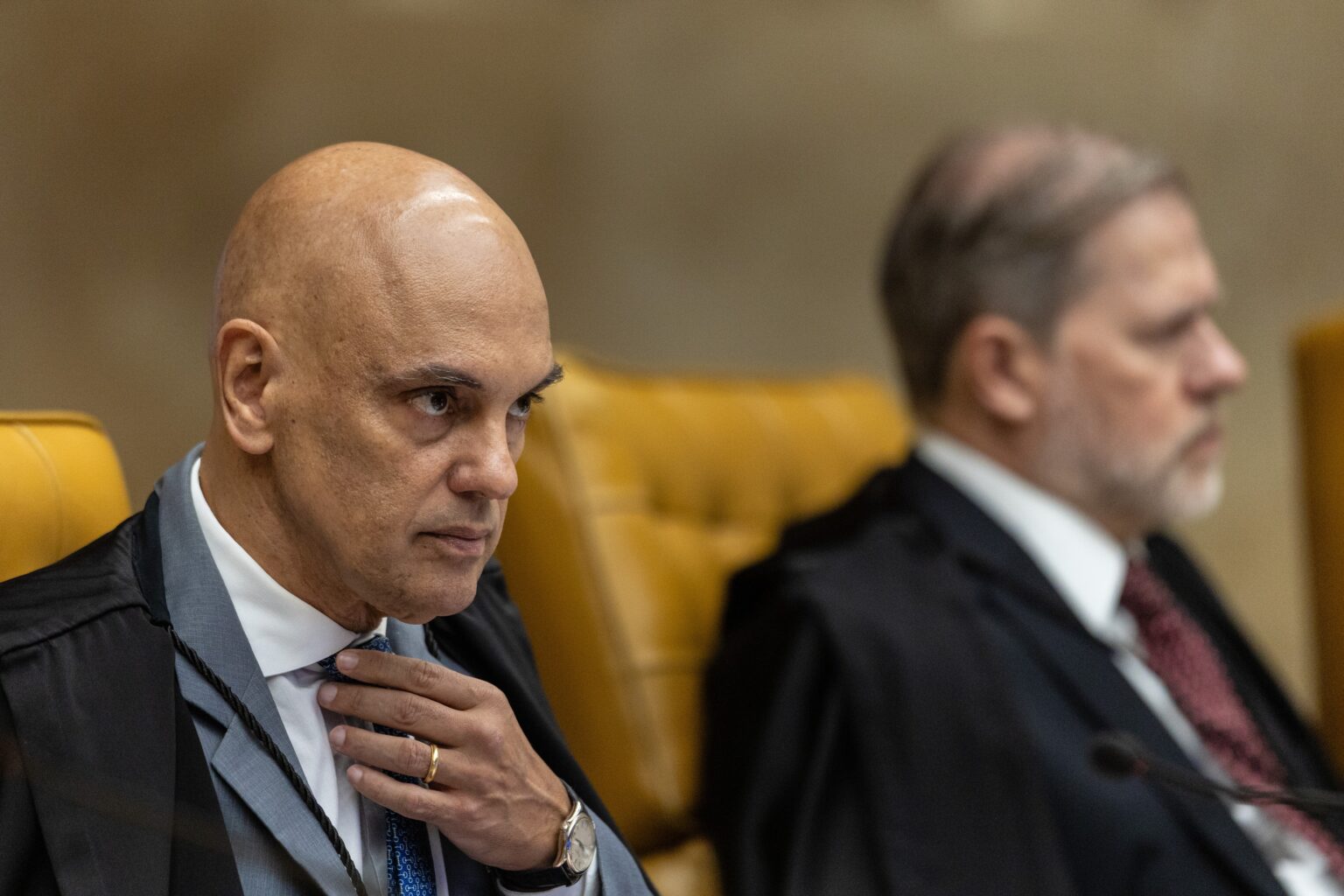 As Dores da Política Brasileira: Um Retrato da Insegurança e Traição As Dores da Política Brasileira: Um Retrato da Insegurança e Traição