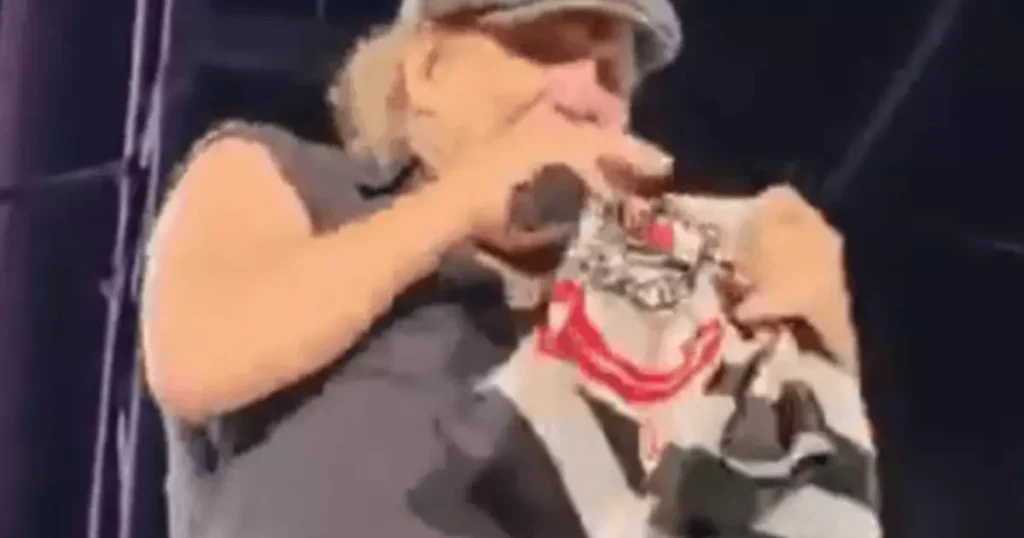 Brian Johnson do AC/DC Levanta Bandeira do Corinthians em Show Inesquecível
