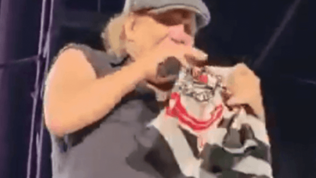 Brian Johnson do AC/DC Levanta Bandeira do Corinthians em Show Histórico