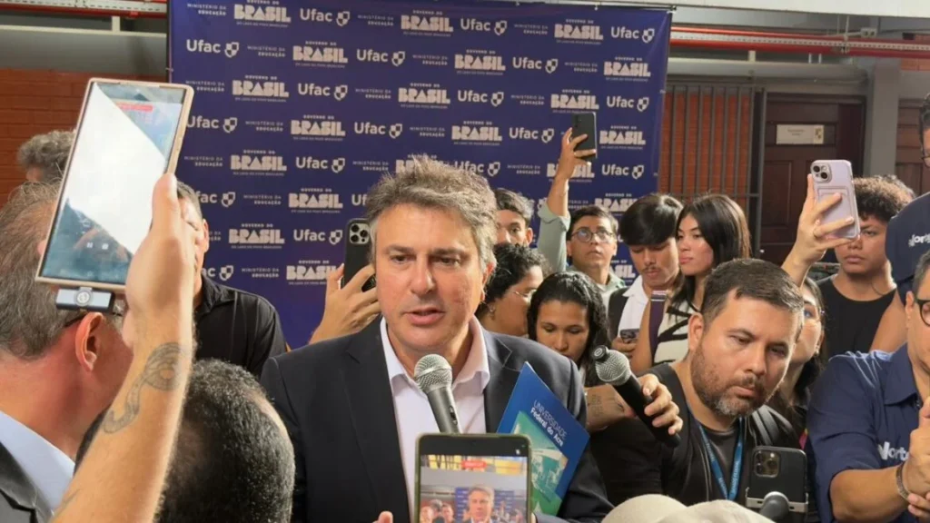 Camilo Santana Escuta Demandas de Servidores da Ufac em Manifestação e Assegura Cumprimento de Acord