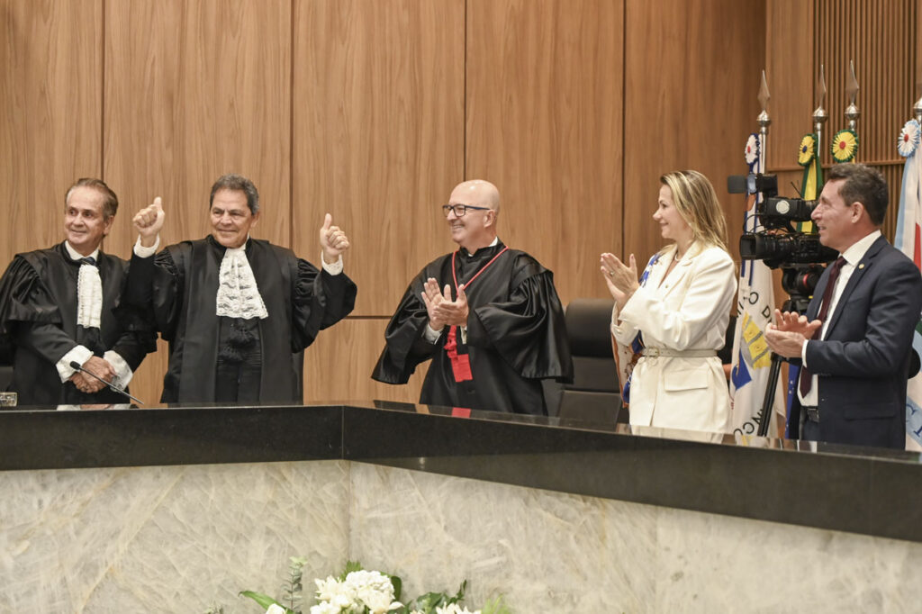 Despedida Emocionante: Cúpula do Judiciário Honra Valmir Ribeiro no TCE-AC
