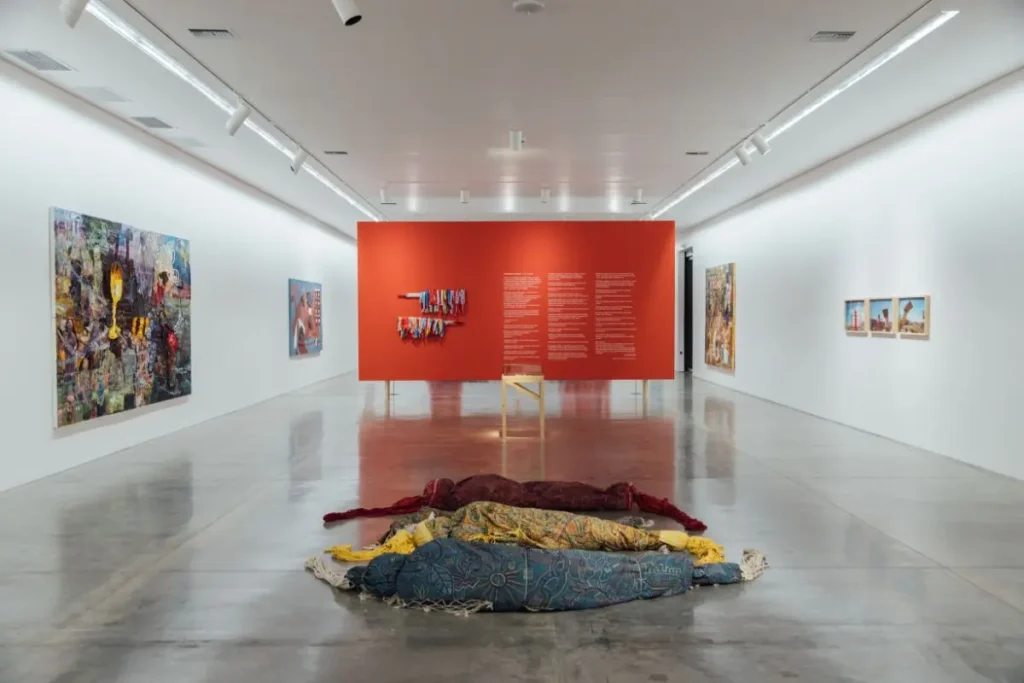 Ueliton Santana Brilha no Museu de Arte Moderna de Medellín com sua Instalação Impactante