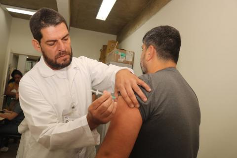 Vacinação em Santos: Policlínica da Nova Cintra Abre Neste Sábado para Atualização de Cartão de Vacinas Vacinação em Santos: Policlínica da Nova Cintra Abre Neste Sábado para Atualização de Cartão de Vaci