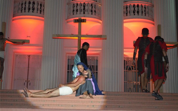 Encenação da Paixão de Cristo Atraí Fiéis às Margens do Rio Acre em Rio Branco Encenação da Paixão de Cristo Atraí Fiéis às Margens do Rio Acre em Rio Branco