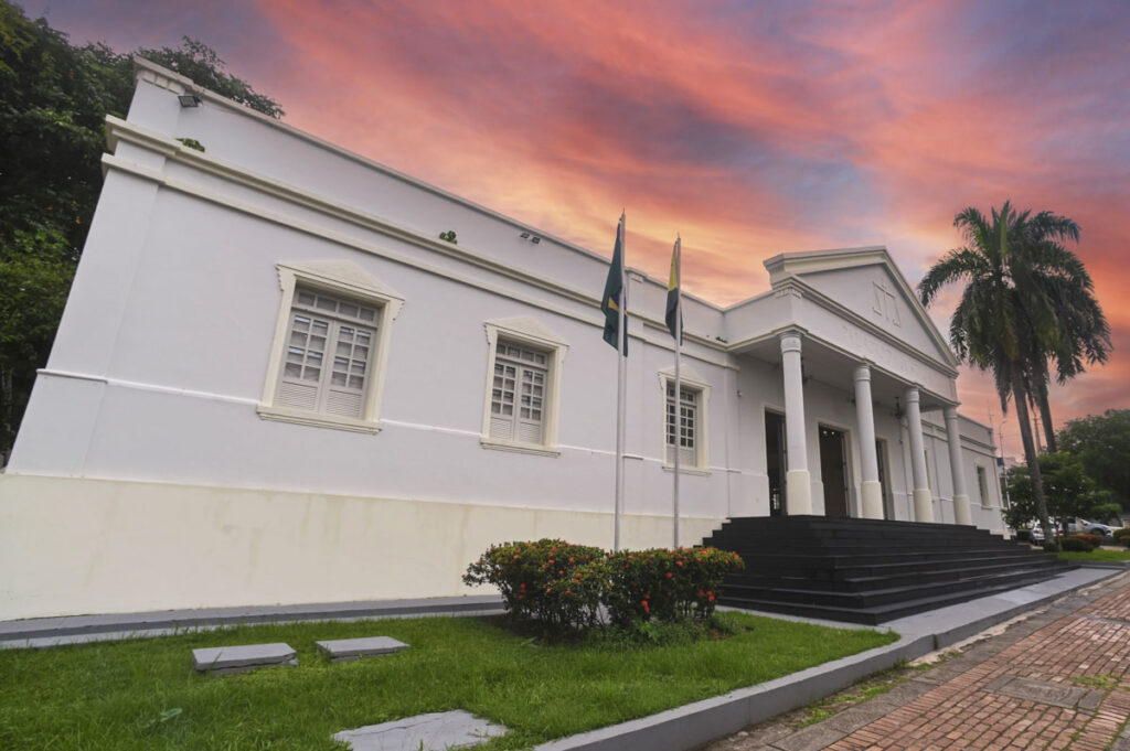 Estudantes de História do Acre Criam Documentário sobre o Palácio da Justiça Estudantes de História do Acre Criam Documentário sobre o Palácio da Justiça