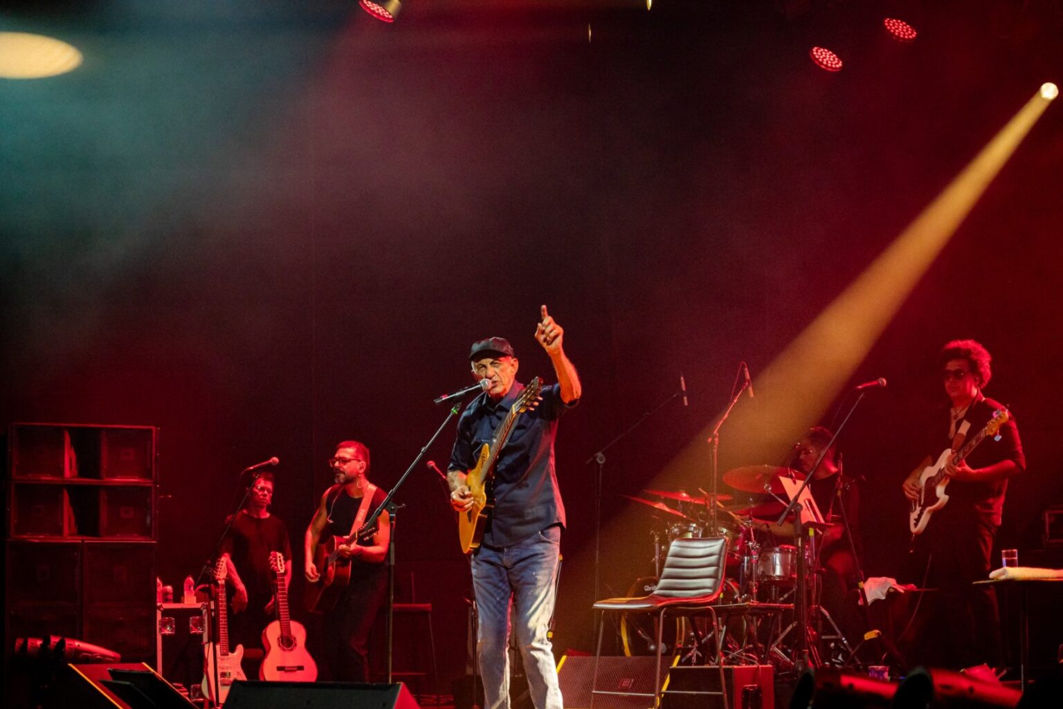 Fagner Encanta Multidão e Finaliza Feira da Indústria com Música e Emoção