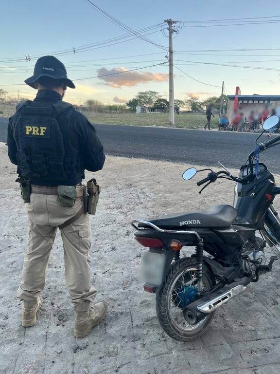 Polícia Rodoviária Federal Prende Suspeito de Receptação e Recupera Motocicleta Adulterada em Cacimbinhas Polícia Rodoviária Federal Prende Suspeito de Receptação e Recupera Motocicleta Adulterada em Cacimb