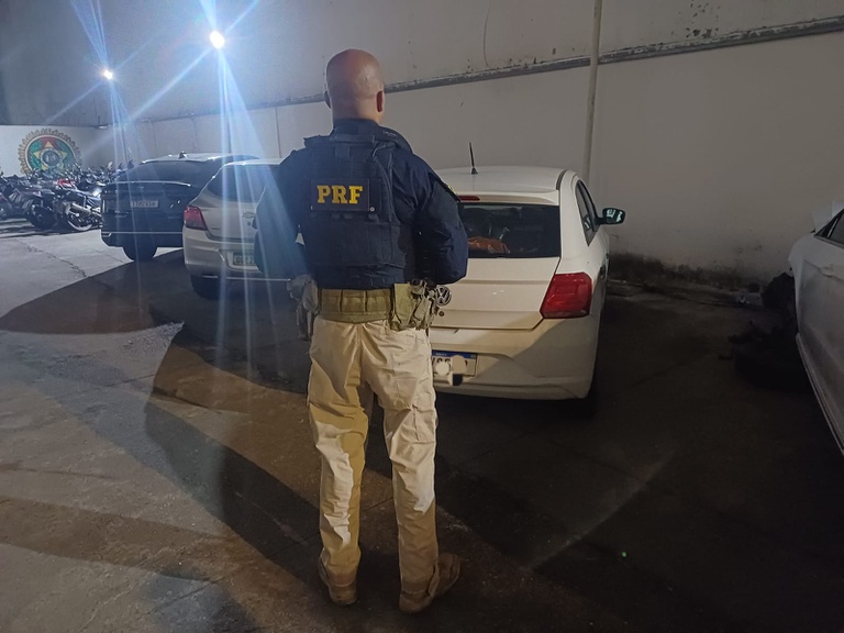 PRF Recupera Veículo Furtado no Rio de Janeiro Durante Ação de Fiscalização PRF Recupera Veículo Furtado no Rio de Janeiro Durante Ação de Fiscalização