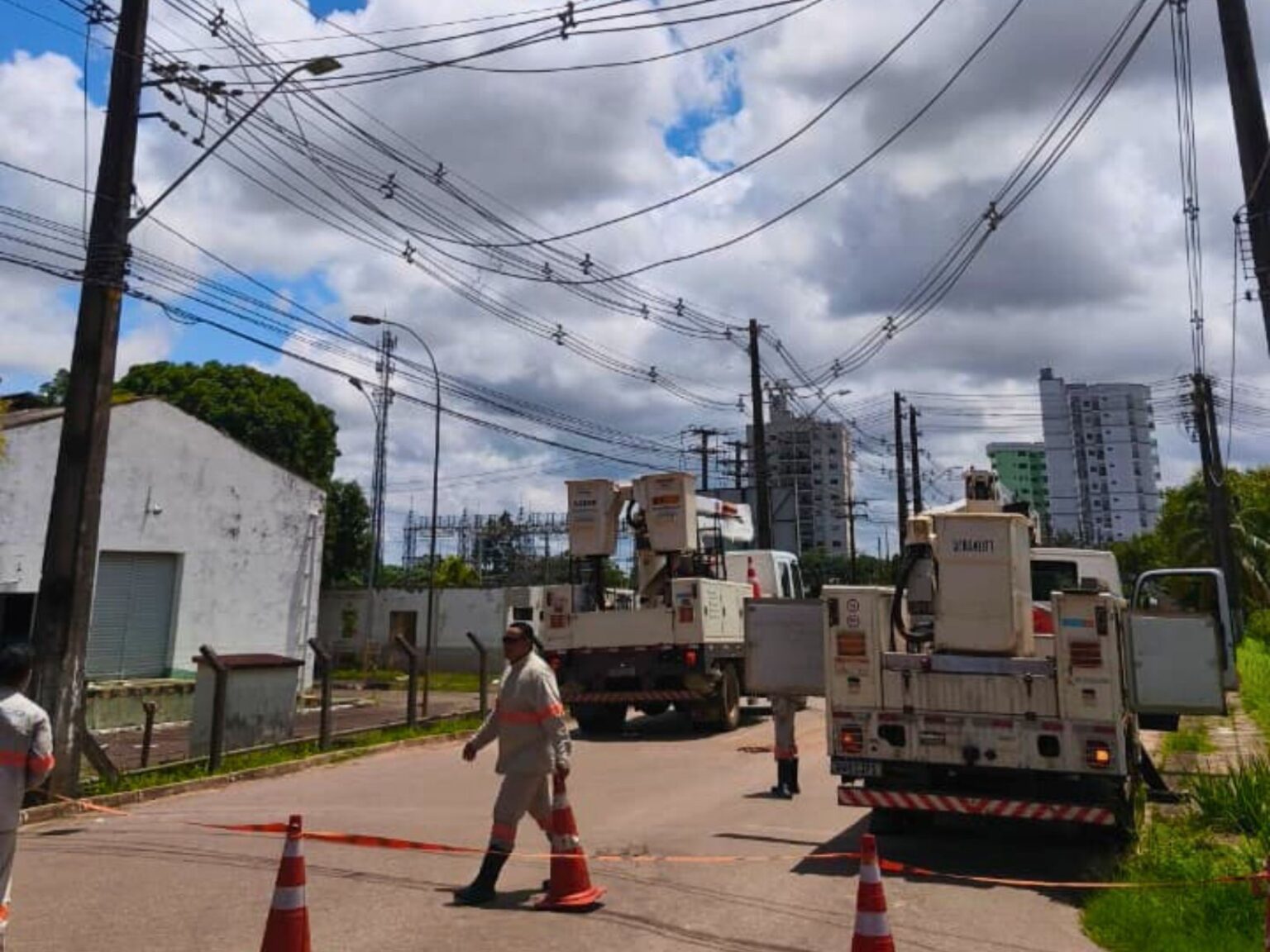 Tragédia no Acre: Homem morre após choque elétrico e queda de 10 metros