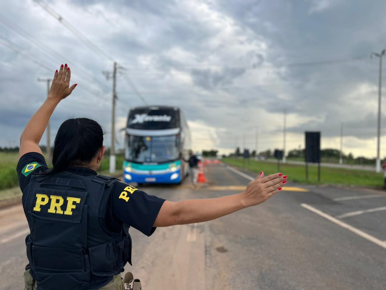 Violência Doméstica: Suspeito Detido Durante Operação Conjunta da PRF e PMAC na BR-364 Violência Doméstica: Suspeito Detido Durante Operação Conjunta da PRF e PMAC na BR-364