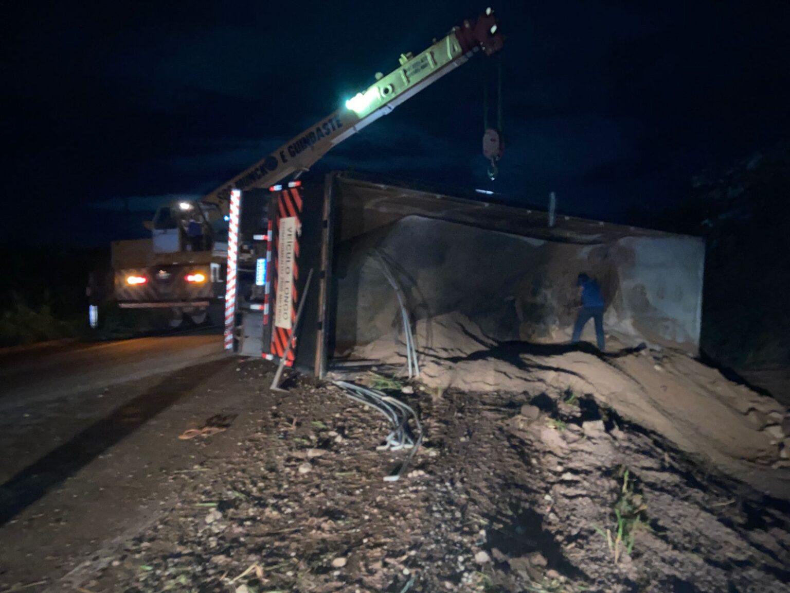 Acidente Bloqueia BR-364: Carreta Carregada Com Brita Tomba e Gera Congestionamento Acidente Bloqueia BR-364: Carreta Carregada Com Brita Tomba e Gera Congestionamento