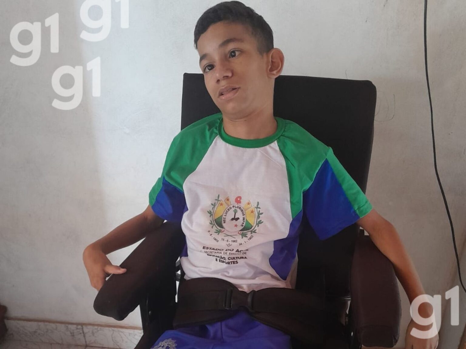 Aluno com Deficiência Retorna às Aulas Após Atrasos na Contratação de Mediador