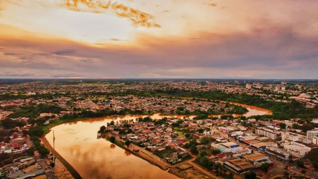 Calor e Chuvas Rápidas Marcam Quinta-feira no Acre