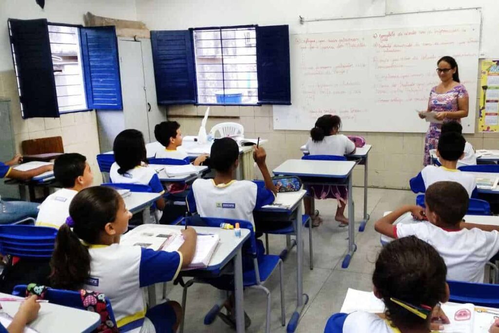 Educação Financeira nas Escolas de Rio Branco: Um Novo Marco para o Ensino Público Educação Financeira nas Escolas de Rio Branco: Um Novo Marco para o Ensino Público