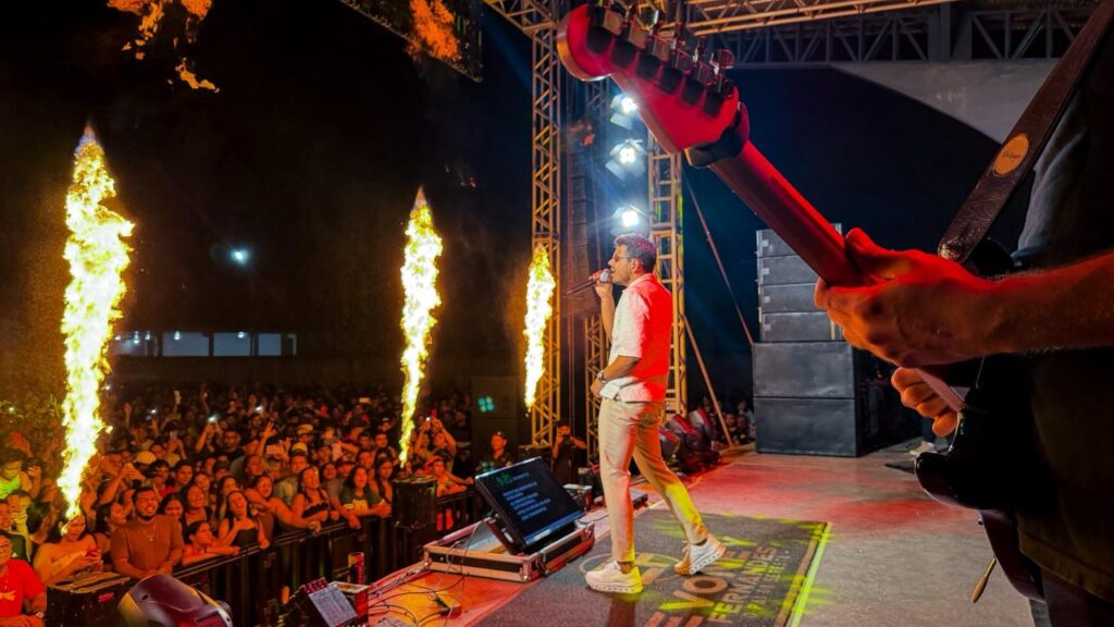 Evoney Fernandes Encanta Acrelândia em Show Comemorativo de 34 Anos