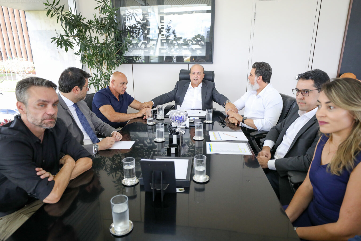 Ibaneis Rocha Autoriza Nomeação de Mais de 1.100 Profissionais de Saúde no DF