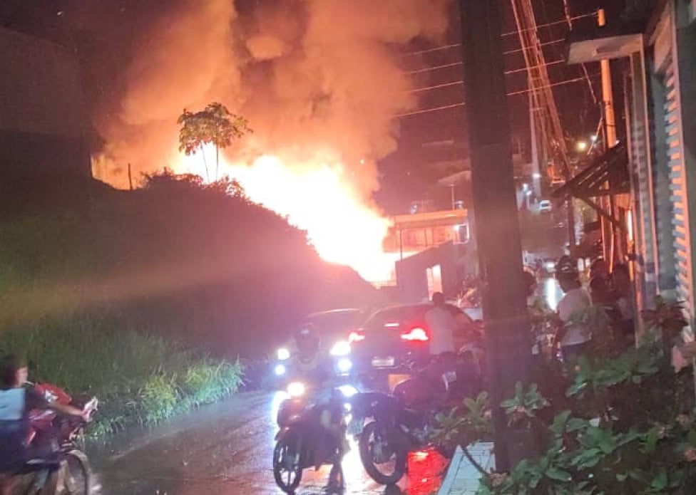Incêndio Destrói Residência em Cruzeiro do Sul e Mobiliza Bombeiros Incêndio Destrói Residência em Cruzeiro do Sul e Mobiliza Bombeiros