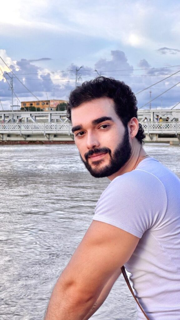 Pesquisador Acreano Destaca Estereótipos LGBTI+ na Imprensa Brasileira