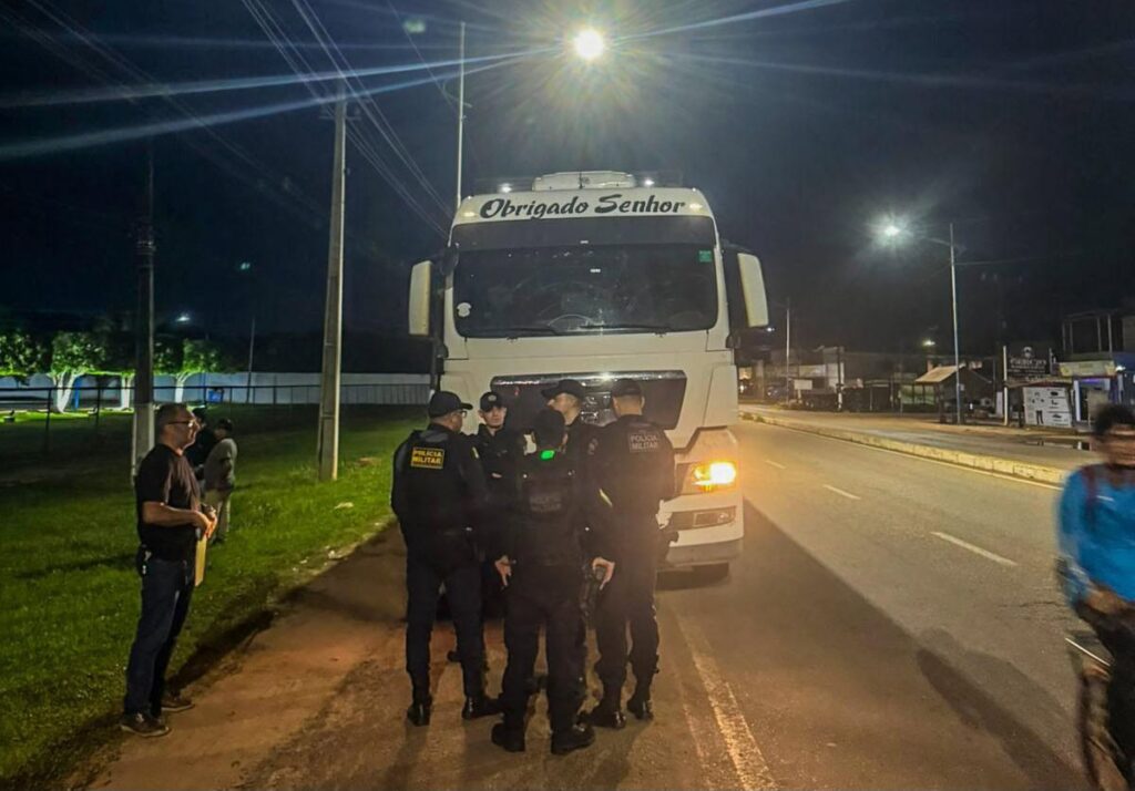 Polícia Intercepta Carreta da Ricco em Ação Judicial no Acre