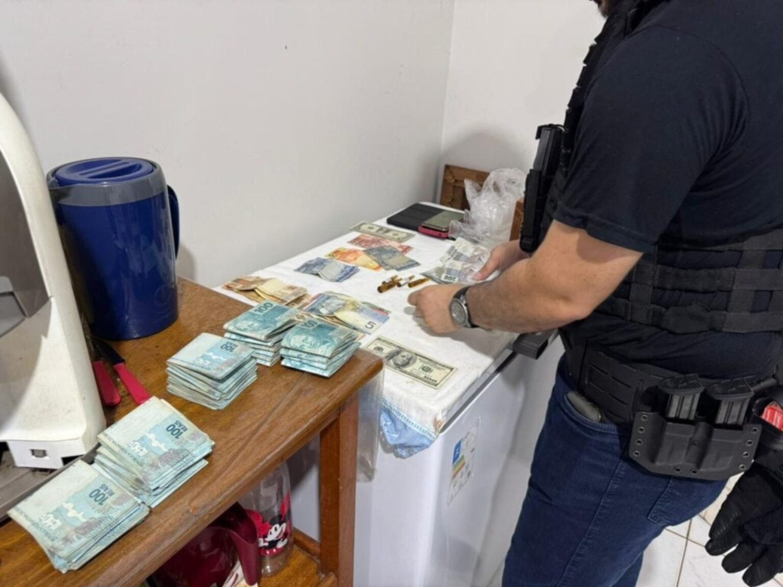 Polícia Investiga Desvio de Medicamentos no Acre: Celulares de Suspeitos em Análise