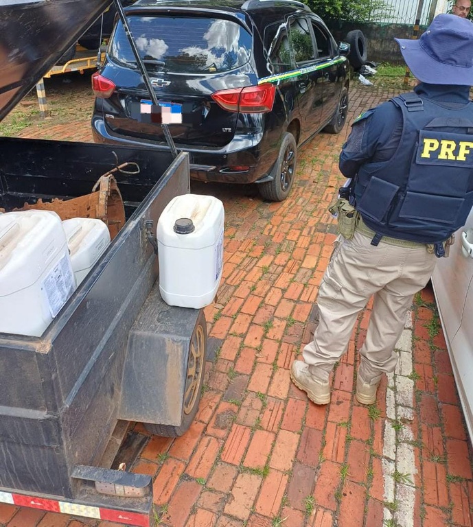 PRF Intercepta Transporte Ilegal de 240 Litros de Produtos Tóxicos na BR-317 PRF Intercepta Transporte Ilegal de 240 Litros de Produtos Tóxicos na BR-317