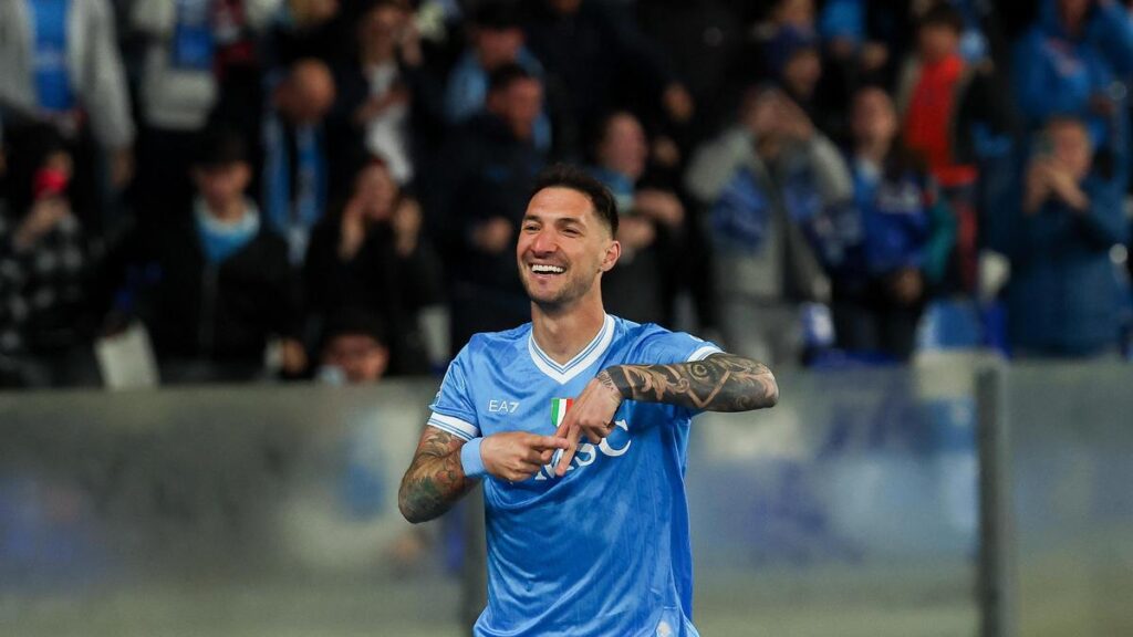 Série A: Napoli triunfa sobre o AC Milan e pressiona o Inter por título Série A: Napoli triunfa sobre o AC Milan e pressiona o Inter por título