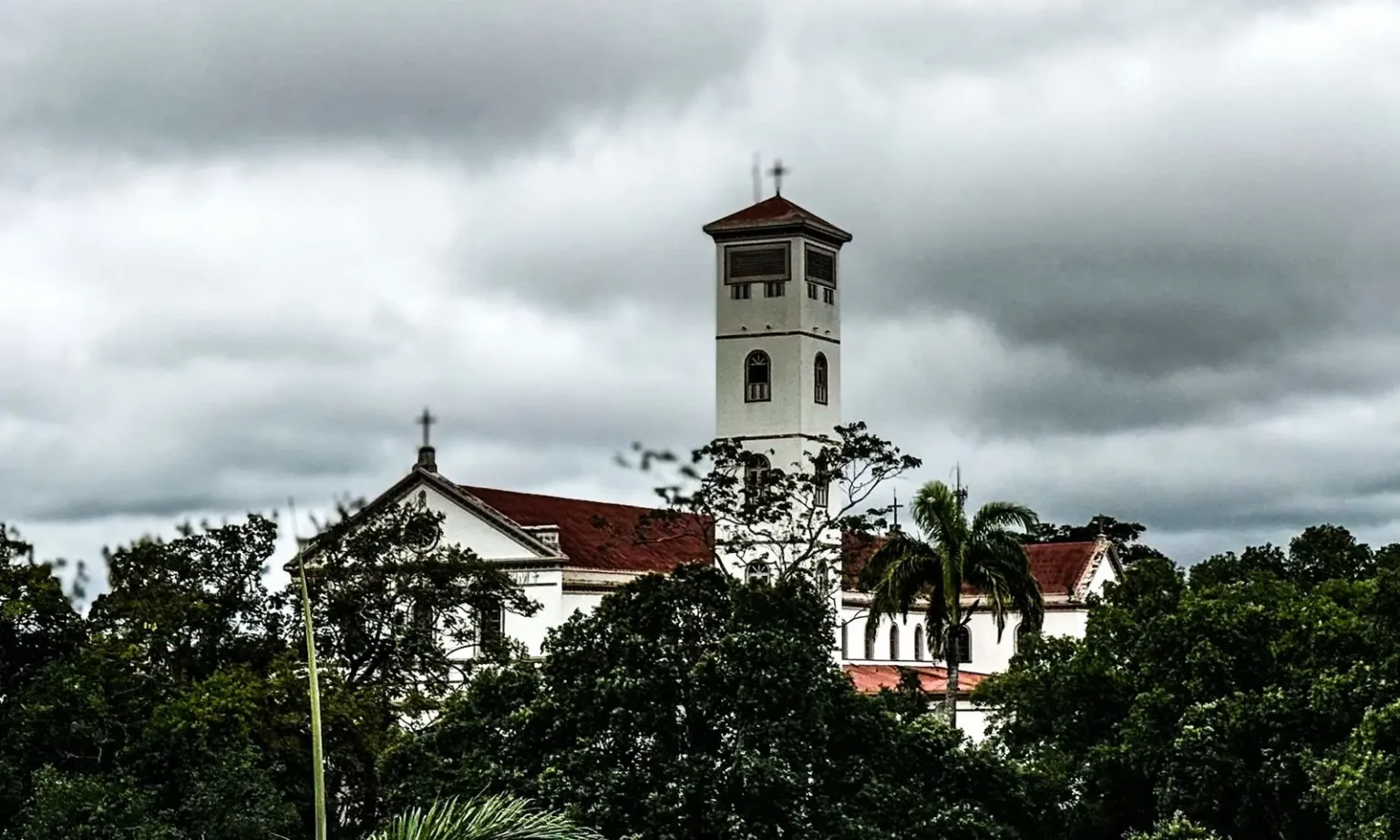 Tempo Instável no Acre: Chuvas Fortes e Temperaturas Agradáveis na Segunda-feira