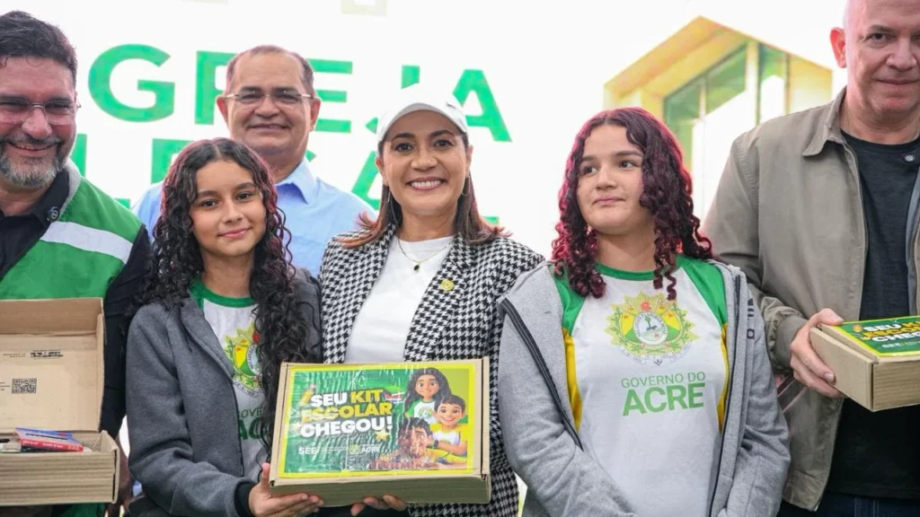 Governo do Acre fortalece educação com mais de 10 mil kits escolares em Sena Madureira