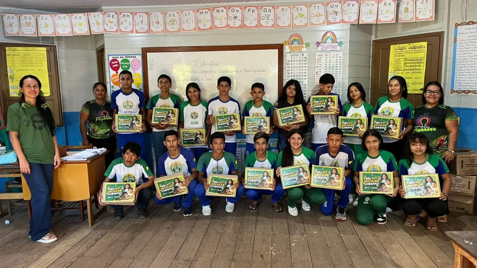 Governo do Acre reforça educação indígena com entrega de kits escolares em Mâncio Lima