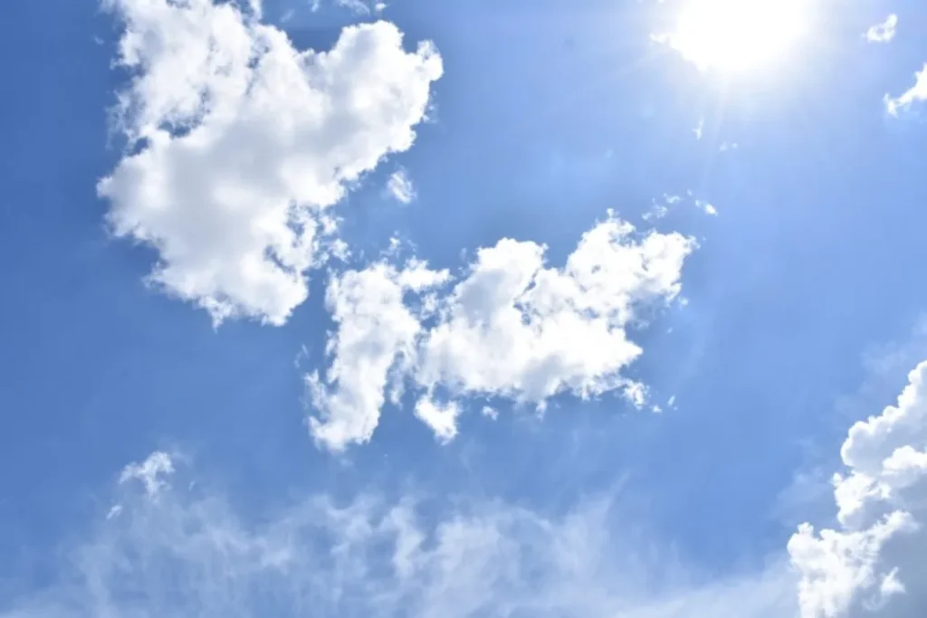 Calor Intenso e Chuvas Isoladas Marcam Domingo no Acre