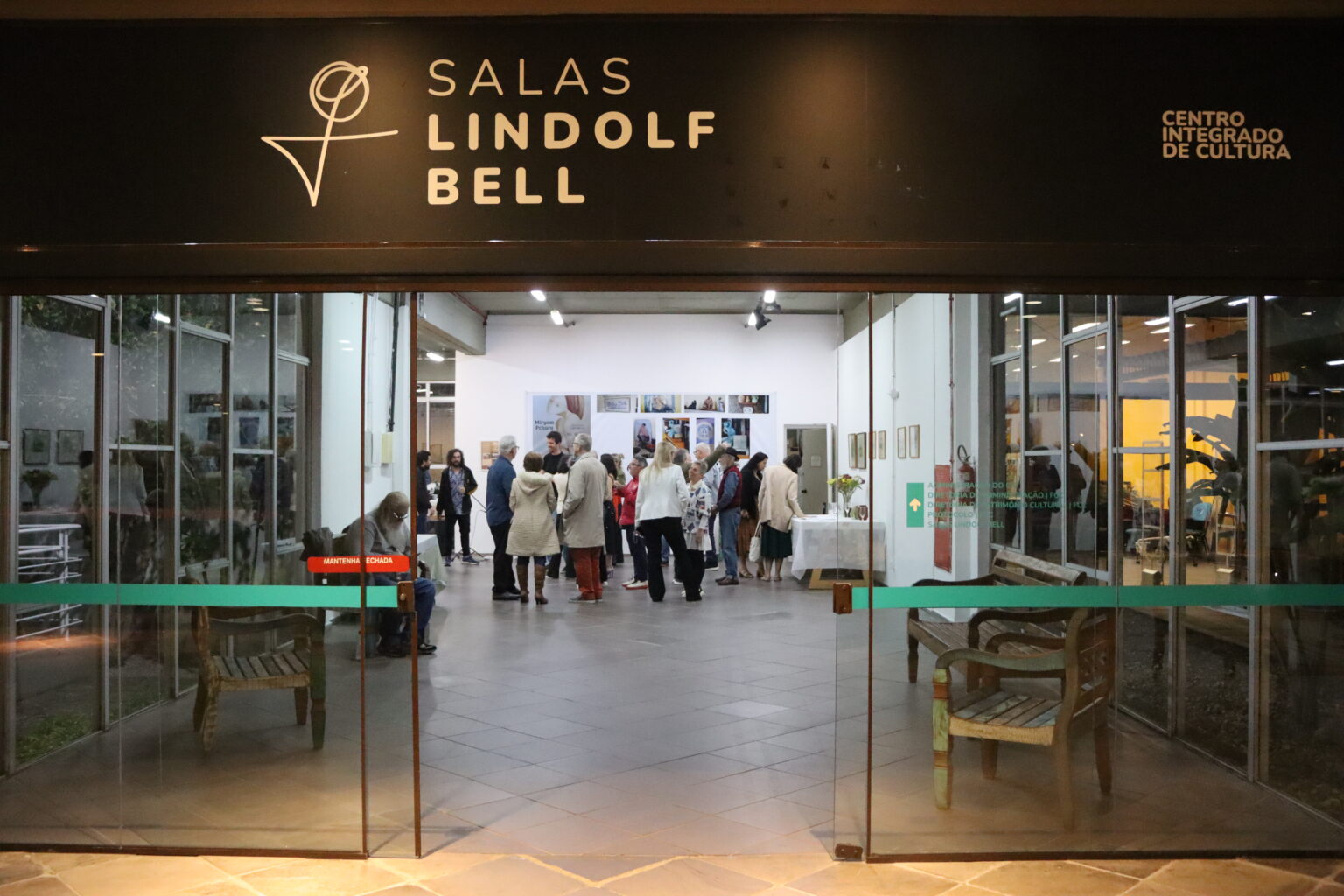 Exposição 'Raízes e Reflexos: A Arte de Santa Catarina' Promove Talentos Locais