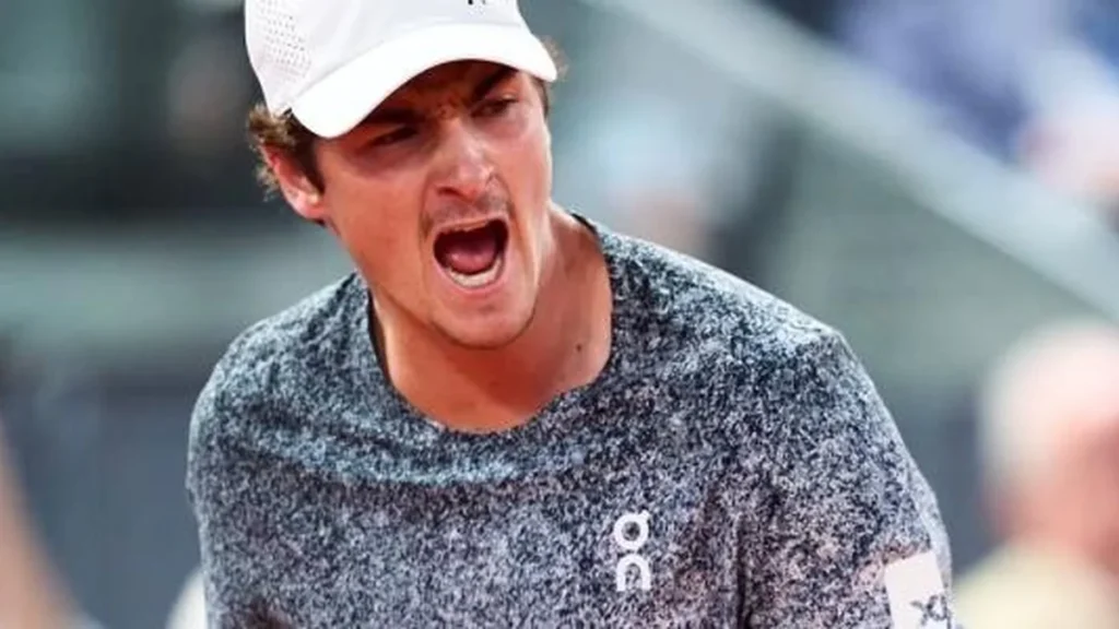 João Fonseca chega a Roland Garros sem vitórias e com punho lesionado