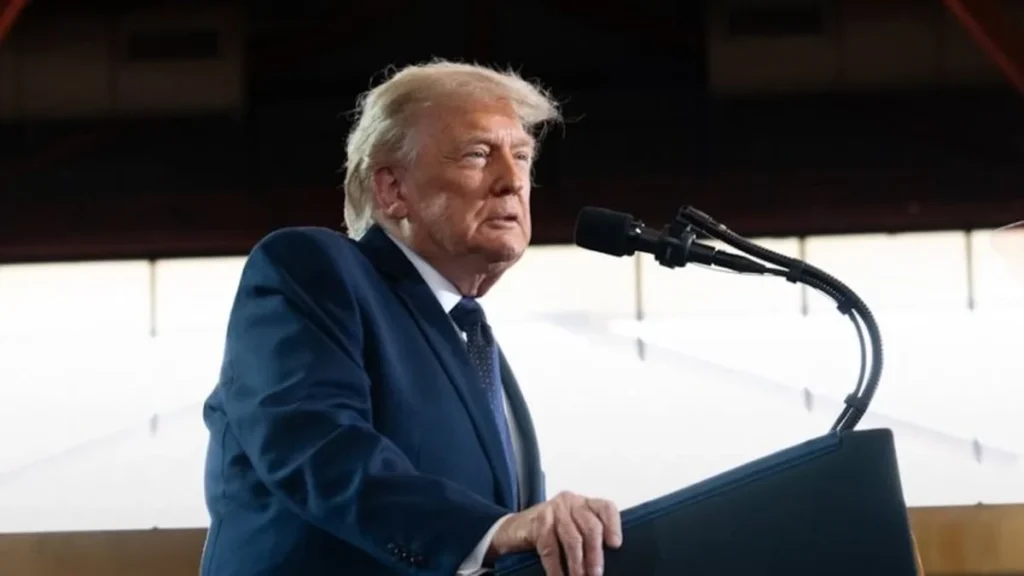 Trump Pressiona Postos a Reduzirem Preço da Gasolina Imediatamente