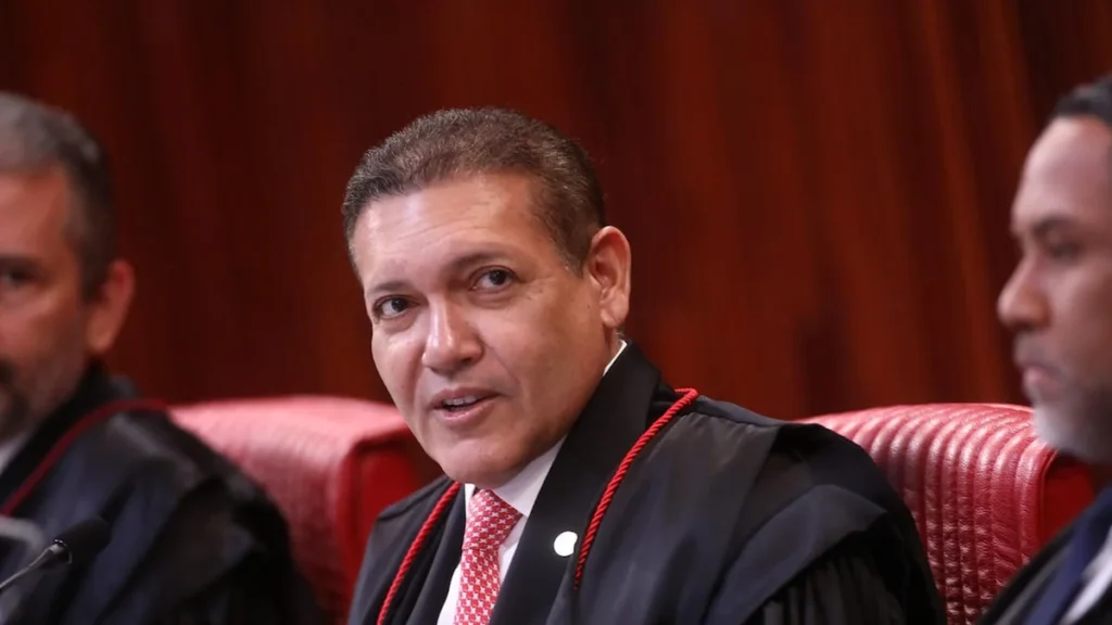 Decisão de Nunes Marques sobre suspensão de pesquisa provoca críticas no TSE